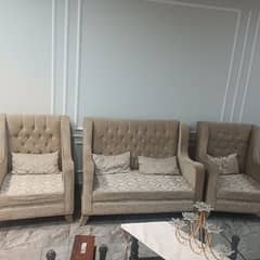 7 seater sofa set in lush condition