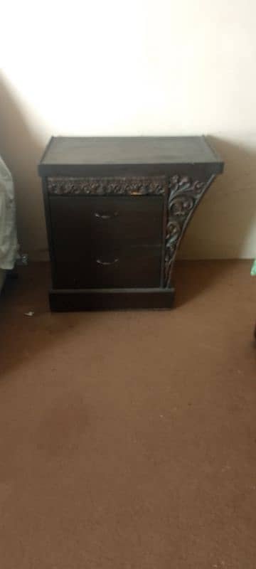 king size bed with stylish dressing table and side table. 5
