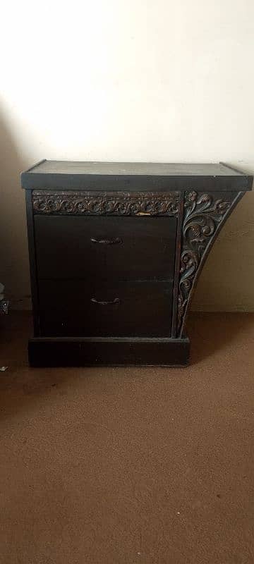 king size bed with stylish dressing table and side table. 6