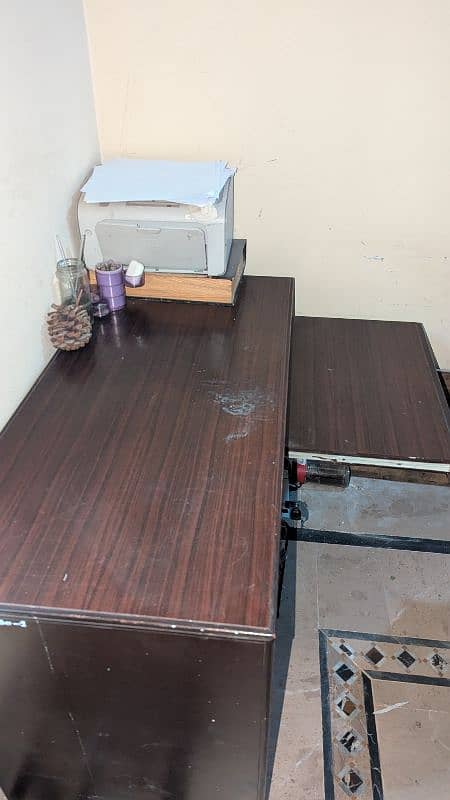 Computer Table with two cabinets and a keyboard and mouse Tray 4