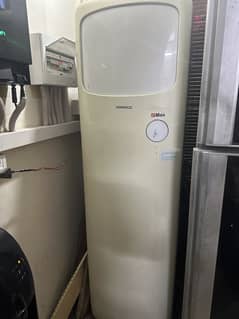 Almost new kenwood 2 ton AC cabinat
