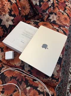 MacBook Air M3  512 GB in 10/10 Condition