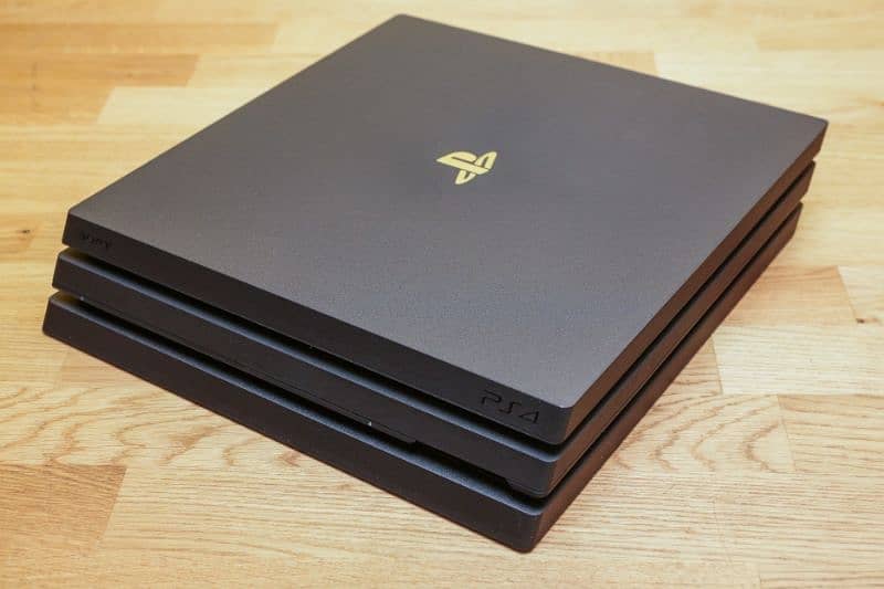 PS4 PRO With Games And Controller 2
