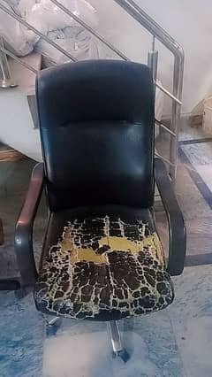 A black office chair in 10/8 chair