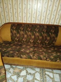 Sofa set available in good condition