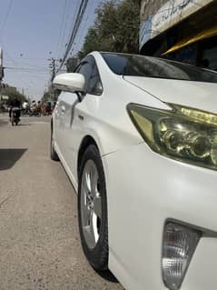 Prius s led pearl white with beige color interior