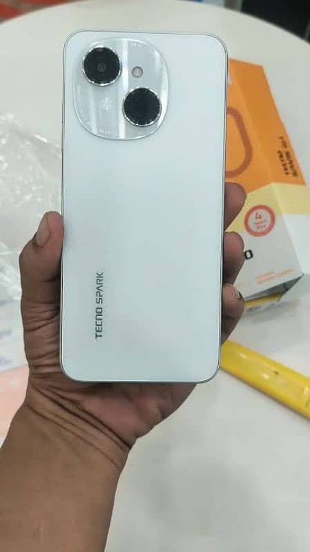 Tecno spark go 1 all ok New box 2 Sim 1 card 2