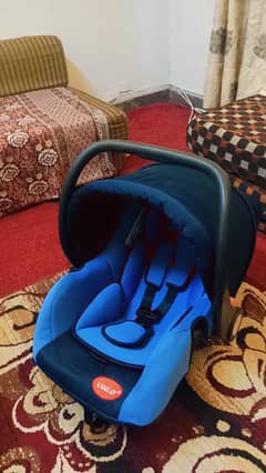 Baby Infant carry cot in new condition | Car seat for kids