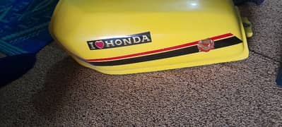 Feul tank side cover side glass