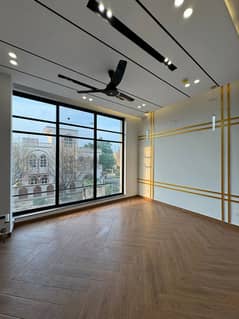 SILENT COMMERCIAL PORTION AVAILABLE FOR OFFICE PROME LOCATION 60 FT ROAD GULSHAN-E-IQBAL BLOCK 4