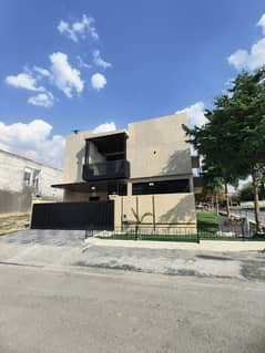 Single unit 10mrla corner house for sale