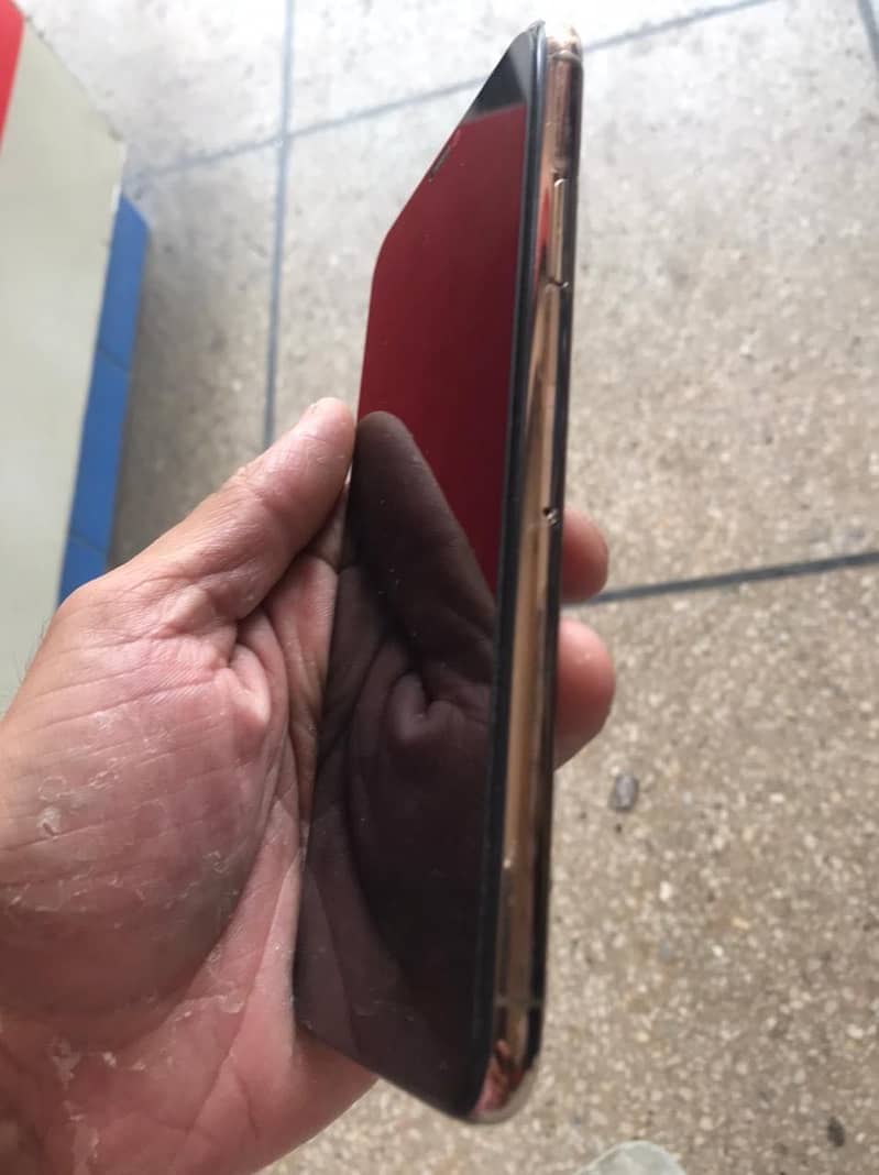 11pro max 256gb gold clour Factory unlock Esim time available 5