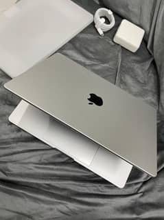 Mack book pro M2 Max 32 GB ram 1tb storage 14 inch display