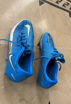 Football shoes UK 7