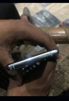 OnePlus 8t ek bareek c line ha Jo Nazar nhi ati ziada