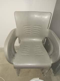 4 plastic chairs