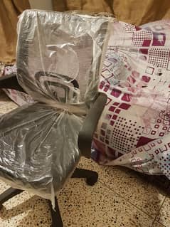 Look like new sethi set with 2 dice and 1 computer chair