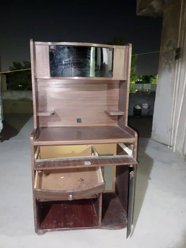 Computer Table in Excellent Condition 3