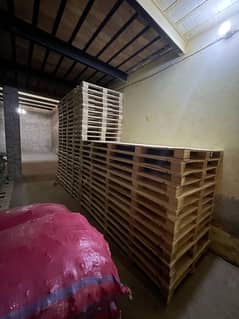 Wooden pallets solar panels waly