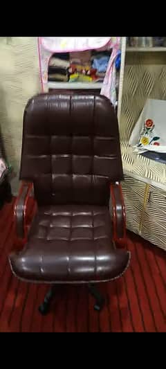 Gomny wali Chair