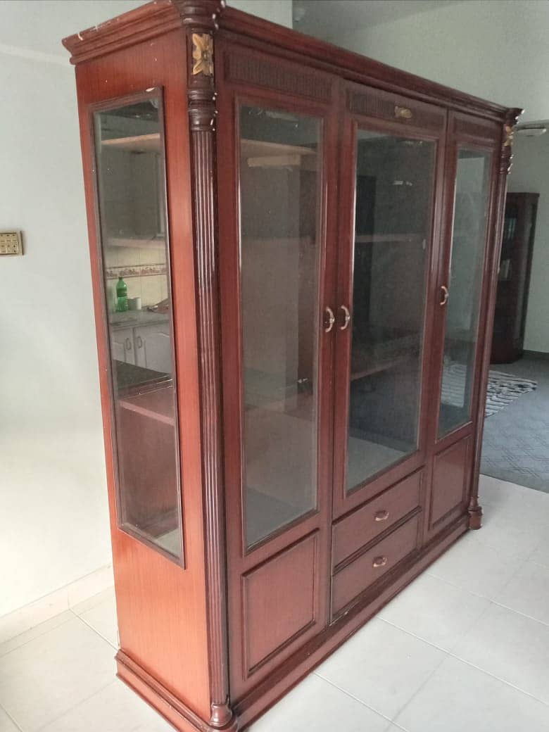 Luxury Wooden Divider In Very Good Condition 0
