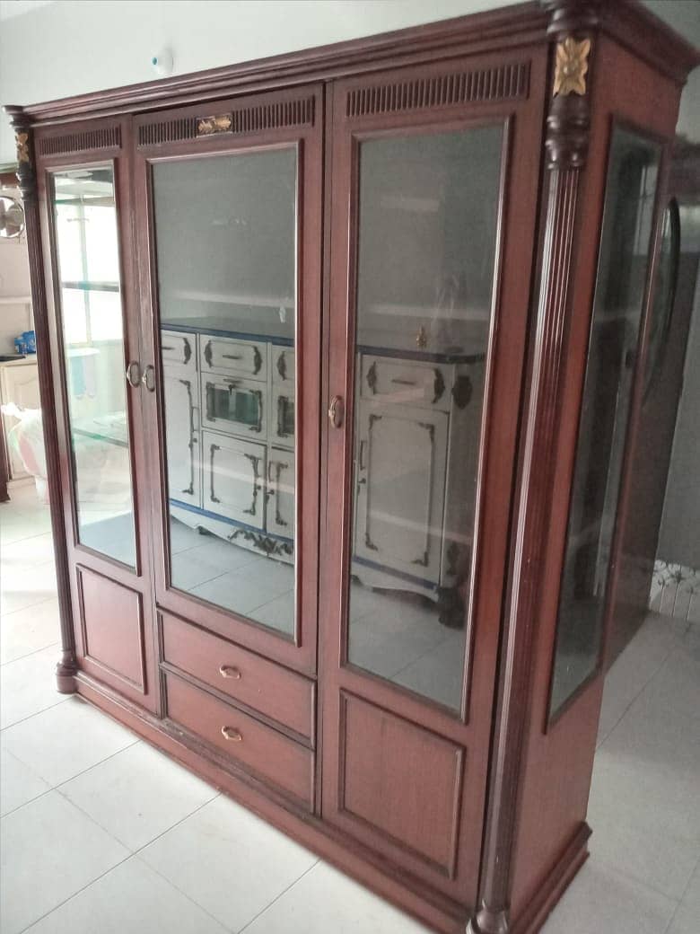 Luxury Wooden Divider In Very Good Condition 1