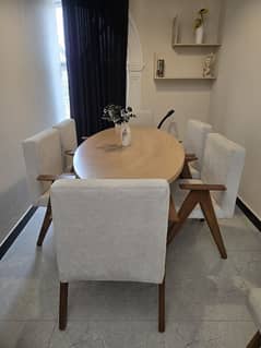 6 seater dinning with oval shaped table almost in new condition