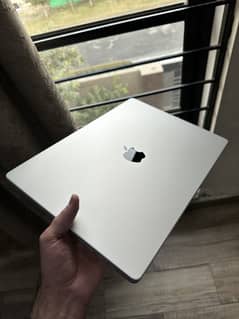 MacBook Pro M1 16 inch 99% battery