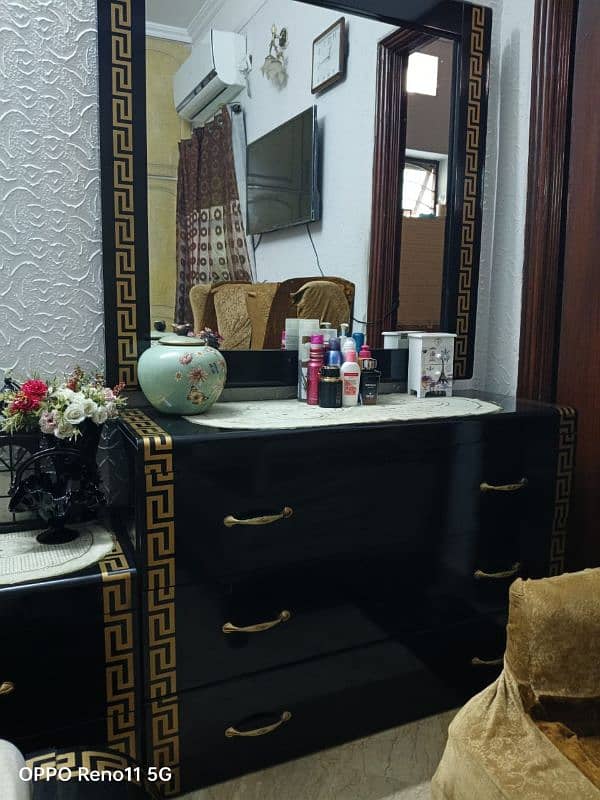 Bed set -  Dressing table and side tables 0