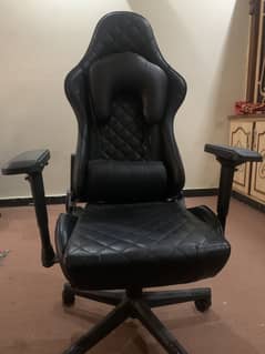 8/10 condition - black gaming chair highly adjustable and ergonomic