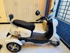 Yadea evee nisa 3 wheel scooty