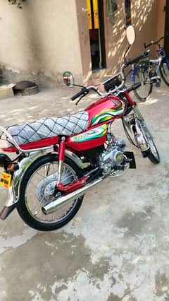 Honda CD70 seat ke upar shop per hai
