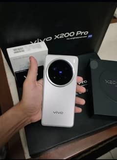 Vivo x200 pro 16/512 with vivo vipcard/earbuds