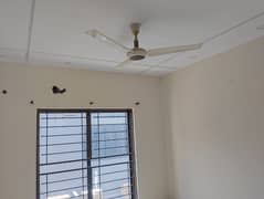 01 KANAL DESIGNER LUXURY UPPER PORTION AVAILABLE FOR RENT WITH SAPARATE GATE