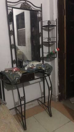 Iron draissing table
