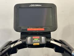 Life Fitness Discovery SE 95T Treadmill || Commercial Treadmills