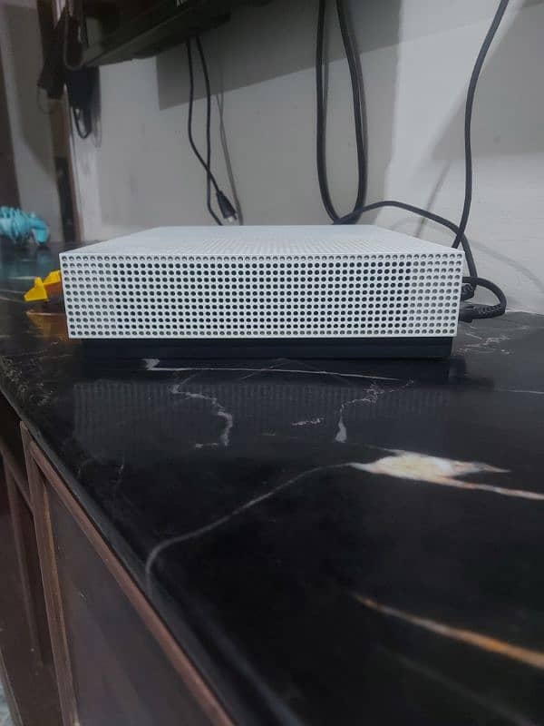 Xbox One S 3