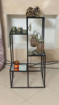 Home decoration rack with decoration pieces