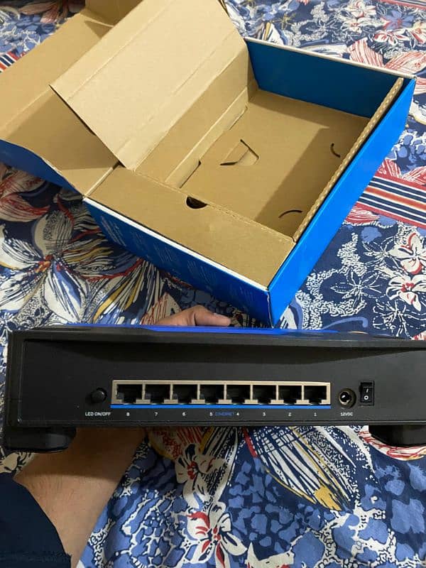 LinkSys 8-port Netwok Switch 1