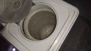 Washing machine with spinner