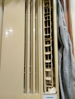 WINDOW AC ALMOST NEW WITH TRAY