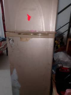 dowlanc ki fridge ha ful say Thora chota size ha Chalo halat ha