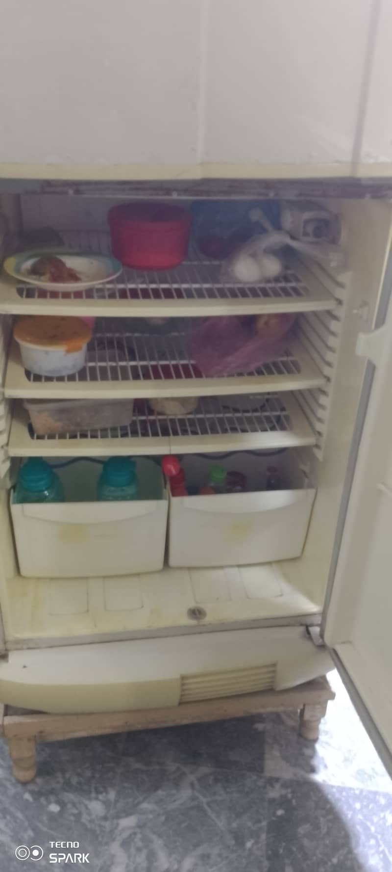 Full size fridge, working conditions perfect 5