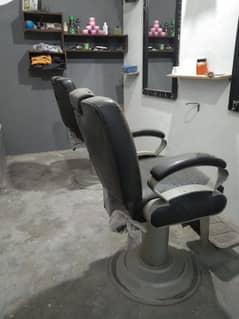 saloon chairs mirrors or b Saman hai Sath