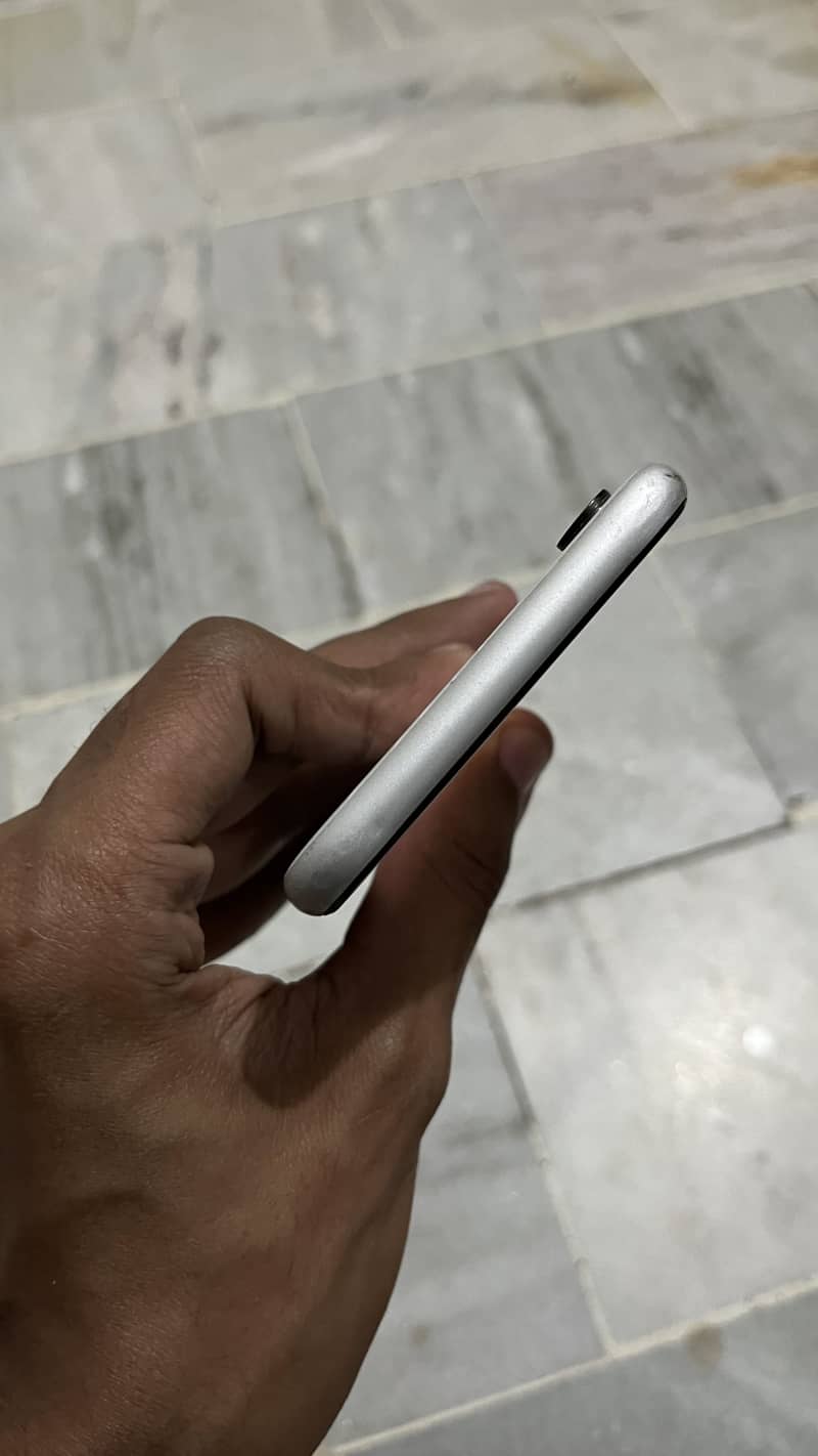 iPhone XR Factory Unlocked 5