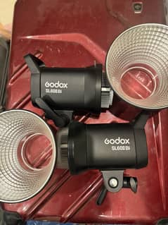 2 Godox SL60II Bi color lights