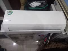 Gree 1 ton good condition new model