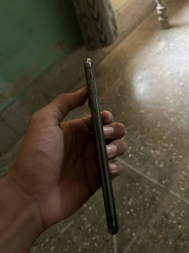 Iphone xs max Non PTA condition 9/10 0
