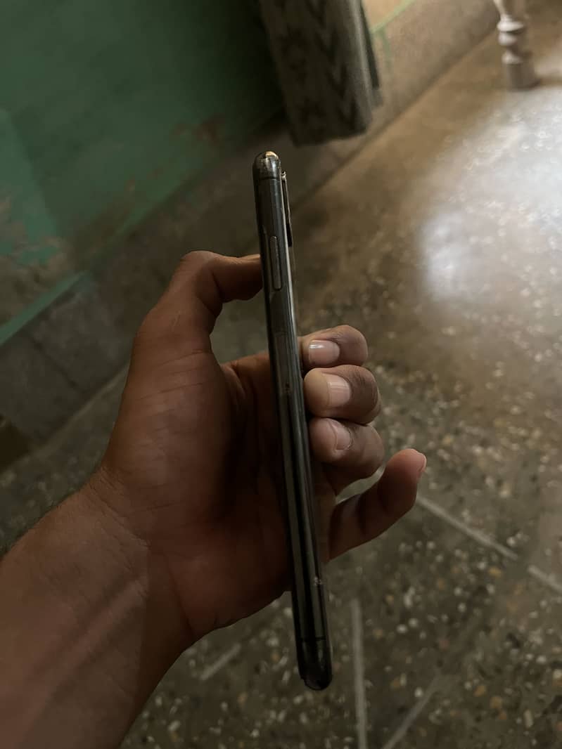 Iphone xs max Non PTA condition 9/10 1