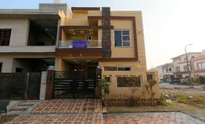 Fair-Priced Prime Location 5 Marla House Available In Central Park - Block E